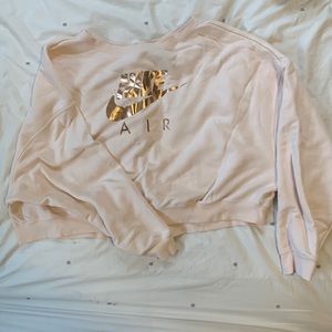 Cropped Nike AIR sweatshirt - so cute for a 90’s look!